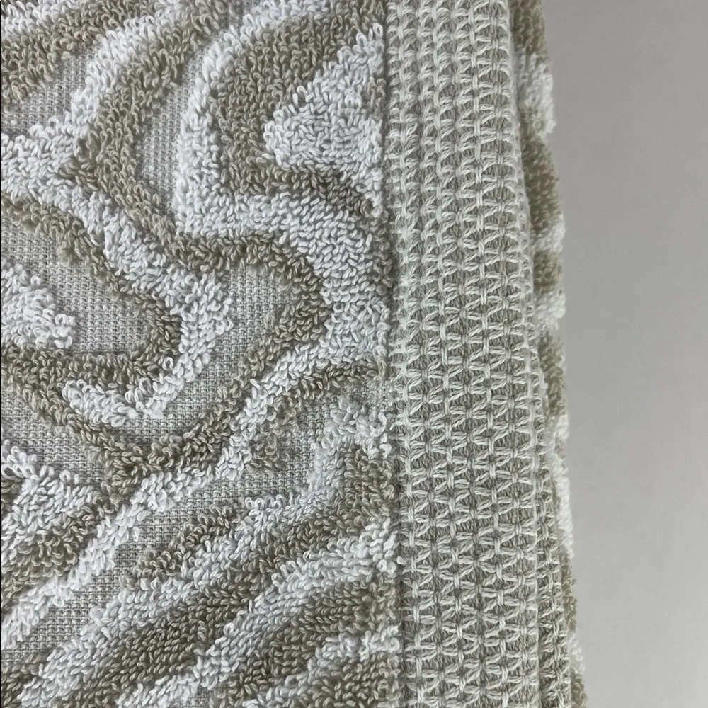 DKNY Bath Towels Textured Beige and White Pattern Absorbent Cotton 2 Pc Set NEW